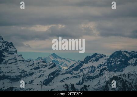 Magnifique panorama de montagne depuis le massif de Leysin par une journée d'hiver nuageux. Vue sur les montagnes de Zermatt et Jungfrau. Banque D'Images