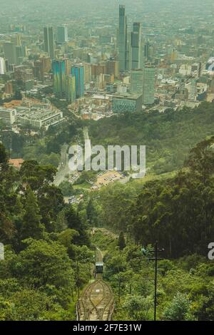 Vue dans un tunnel au funiculaire de Bogota vers la cathédrale de Montserrat dans la capitale colombienne, par une journée de brume. Prenez le train en descendant du tunnel. Banque D'Images