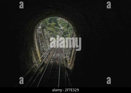 Vue dans un tunnel au funiculaire de Bogota vers la cathédrale de Montserrat dans la capitale colombienne, par une journée de brume. Prenez le train en descendant du tunnel. Banque D'Images