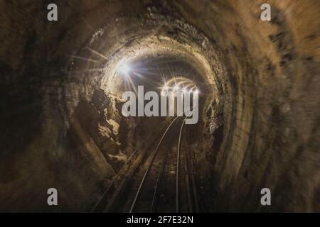 Vue dans un tunnel au funiculaire de Bogota vers la cathédrale de Montserrat dans la capitale colombienne, par une journée de brume. Banque D'Images