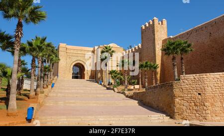 Les murs de la kasbah des Oudayas et la porte principale d'Almohad, Bab Oudaia, à Rabat, la capitale du Maroc Banque D'Images