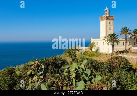 Phare de Cape Spartel, près de Tanger, au Maroc, surplombant l'océan Atlantique Banque D'Images