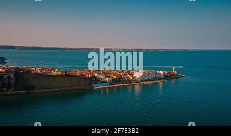 Vue latérale aérienne de la ville de Piran, une belle ville pittoresque sur la côte slovène. Péninsule visible de l'air. Banque D'Images