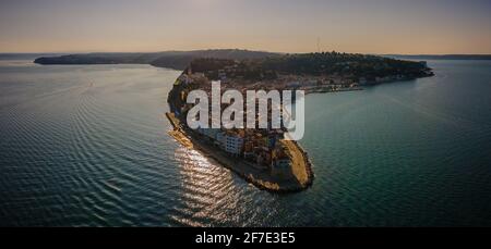 Vue aérienne de la ville de Piran, une belle ville pittoresque sur la côte slovène. Péninsule visible de l'air. Banque D'Images