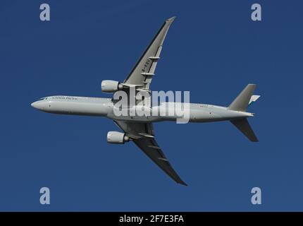 28 janvier 2016 : Boeing 777-367(ER) de Cathay Pacific décollage à l'aéroport de Dusseldorf avec destination Hong Kong Banque D'Images