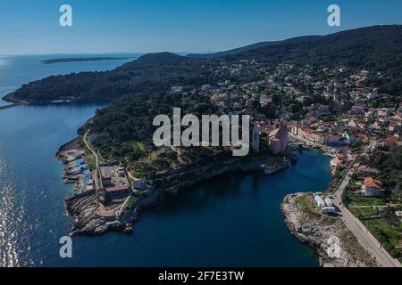 Photo panoramique aérienne du village de Veli Losinj dans l'île croate. Vue sur le port ou la marina du village. Belles maisons colorées Banque D'Images