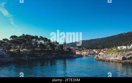 Photo panoramique aérienne du village de Veli Losinj dans l'île croate. Vue sur le port ou la marina du village. Belles maisons colorées Banque D'Images