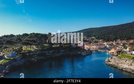 Photo panoramique aérienne du village de Veli Losinj dans l'île croate. Vue sur le port ou la marina du village. Belles maisons colorées Banque D'Images