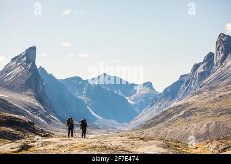 Deux routards regardant la vallée dans le col d'Akshayuk Banque D'Images