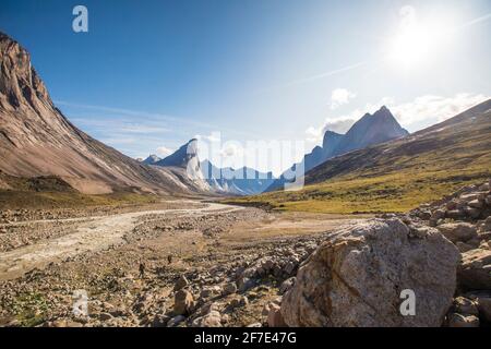 Vue panoramique sur la vallée de la rivière Weasel et le mont Thor, île de Baffin. Banque D'Images