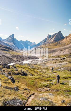 Deux routards font une randonnée dans le pittoresque col d'Akshayak, sur l'île de Baffin. Banque D'Images