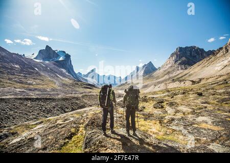 Deux routards regardent vers le col d'Akshayak, vers le mont Thor. Banque D'Images