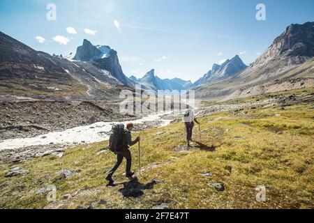 Deux routards qui font de la randonnée dans la vallée montagneuse, l'île de Baffin. Banque D'Images