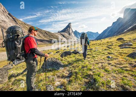 Backpackers randonnée à Akshayak Pass, Canada. Banque D'Images