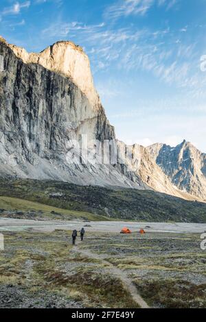 Les Backpackers s'approchent d'un refuge d'urgence sous le mont Thor, dans l'île de Baffin Banque D'Images