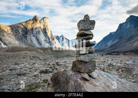 Cairn rocheux et sommet de montagne, île de Baffin. Banque D'Images