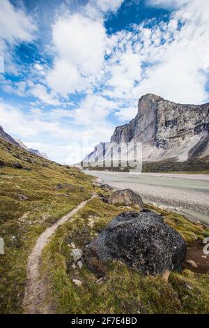 Sentier (sentier) menant vers le mont Thor sur l'île de Baffin, Canada. Banque D'Images