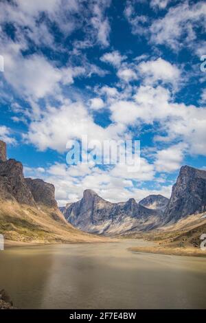 Rivière Weasel et mont Thor, Île de Baffin, Canada. Banque D'Images