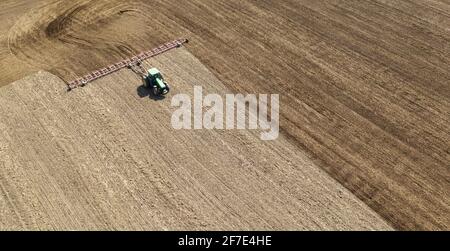 Le tracteur cultive la vue du sol depuis le drone Banque D'Images