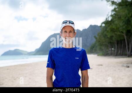 Un homme qui s'est accroché à la plage à Hawaï sur un journée brumeuse Banque D'Images