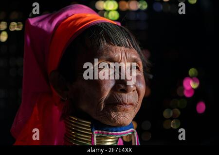 Femme Kayan âgée portant des bagues de cou traditionnelles, Loikaw, Myanmar Banque D'Images