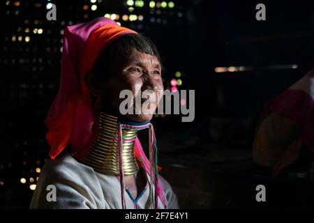 Kayan femme portant des bagues de cou traditionnelles en laiton, près de Loikaw, Myanmar Banque D'Images