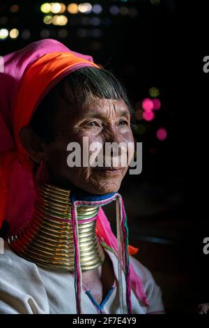 Kayan femme portant des bagues de cou traditionnelles en laiton, près de Loikaw, Myanmar Banque D'Images