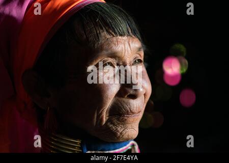 Kayan femme portant des bagues de cou traditionnelles en laiton, près de Loikaw, Myanmar Banque D'Images