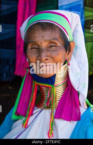 Kayan femme portant des bagues de cou traditionnelles en laiton, près de Loikaw, Myanmar Banque D'Images