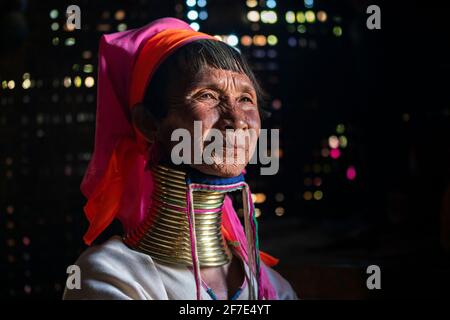 Femme Kayan âgée portant des bagues de cou traditionnelles, Loikaw, Myanmar Banque D'Images