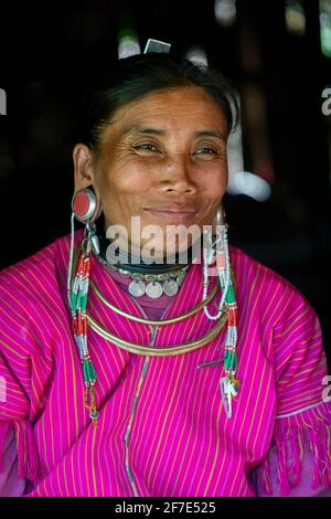 Portrait d'une femme souriante de la tribu Kayaw, près de Loikaw, au Myanmar Banque D'Images