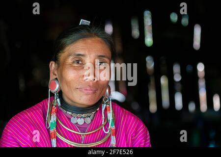 Portrait d'une femme souriante de la tribu Kayaw, près de Loikaw, au Myanmar Banque D'Images