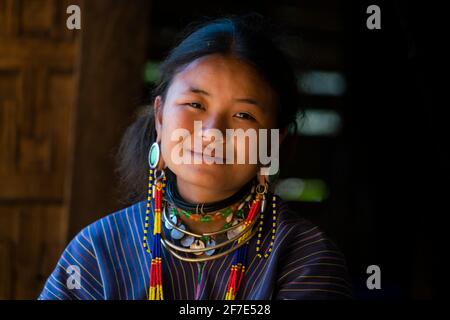 Portrait d'une jeune femme souriante de la tribu Kayaw, près de Loikaw, au Myanmar Banque D'Images