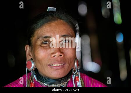 Portrait d'une femme souriante de la tribu Kayaw, près de Loikaw, au Myanmar Banque D'Images