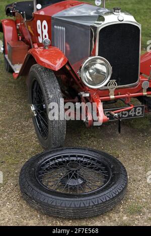 GRANDE-BRETAGNE / Angleterre / roue de secours pour changer de pneu sur la voiture d'époque Banque D'Images