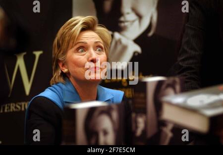 HILARY CLINTON SOUPIRE DES COPIES DE SON LIVRE À WATERSTONES IN PICCADILLY.3/7/03 PILSTON Banque D'Images