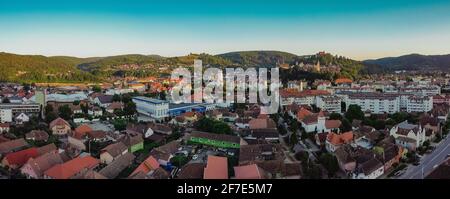 Vue aérienne en soirée par drone de Sighisoara, en Roumanie, avec Citadelle et Biserica din s'élevant au-dessus de la ligne d'horizon. Vue sur la belle vieille ville Banque D'Images