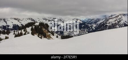 Drone panorama aérien du domaine skiable des Diablerets avec visible la station de télécabine supérieure et la vue magnifique très nuageux montagnes dedans la zone Banque D'Images