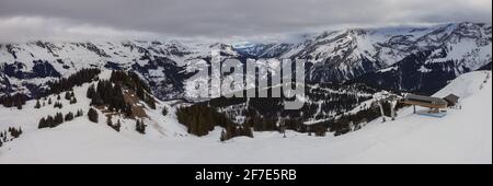 Drone panorama aérien du domaine skiable des Diablerets avec visible la station de télécabine supérieure et la vue magnifique très nuageux montagnes dedans la zone Banque D'Images