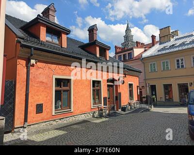 BIELSKO-BIALA, POLOGNE - 13 MAI 2019: Bâtiment rétro anonyme d'un restaurant situé sur une allée avec de vieux immeubles sur la place du marché dans le cent Banque D'Images