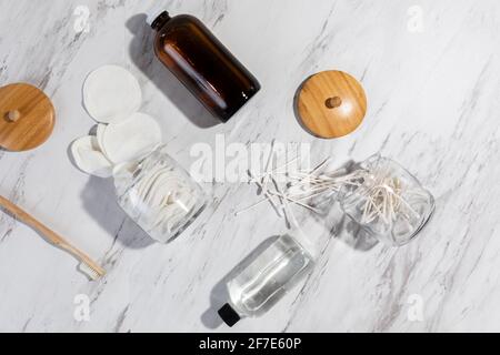 Durée de vie de divers produits de salle de bain zéro déchet en hauteur Banque D'Images