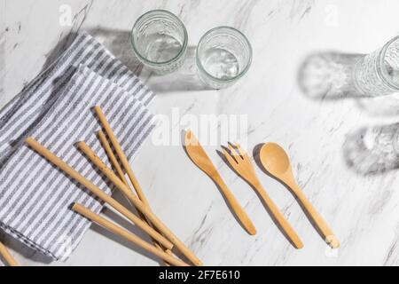 Coutellerie et verres zéro déchet sur fond de marbre Banque D'Images