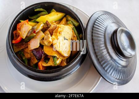 Pot d'argile de tofu chinois et de légumes en sauce Banque D'Images