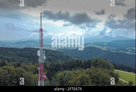 Grand mât d'antenne pour les répéteurs 3G, 4G et 5G au milieu de la forêt ou de la nature. La tehnologie controversée dans la nature sauvage. Vue panoramique. Banque D'Images