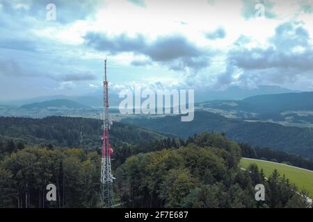 Grand mât d'antenne pour les répéteurs 3G, 4G et 5G au milieu de la forêt ou de la nature. La tehnologie controversée dans la nature sauvage. Vue panoramique. Banque D'Images