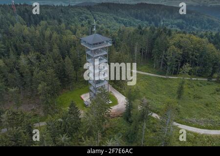 Aussichtsturm Lichtenberg, un homme fait tour d'observation en métal et bois dans la région d'Attergau en Autriche, s'élevant au-dessus des collines locales dans le ciel nuageux W Banque D'Images