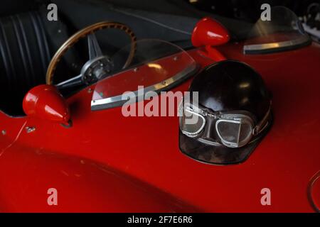 Casque sur le capot de voiture . Casque vintage sur le capot de voiture classique . Banque D'Images
