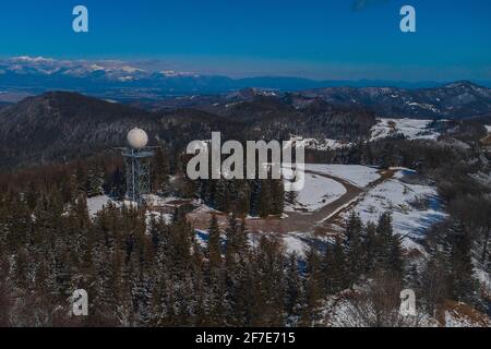 Large panorama de la pluie Doppler ou du radar météorologique sur le sommet de la colline appelée Pasja Ravan en Slovénie par temps froid d'hiver. Belle journée ensoleillée et pluie Banque D'Images