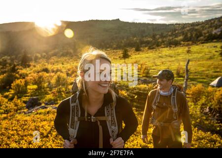 Couple randonnée au Mont Rogers en Virginie. Banque D'Images