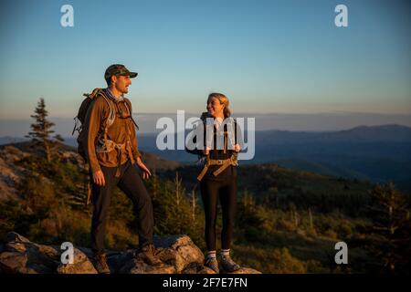 Couple randonnée au Mont Rogers en Virginie. Banque D'Images